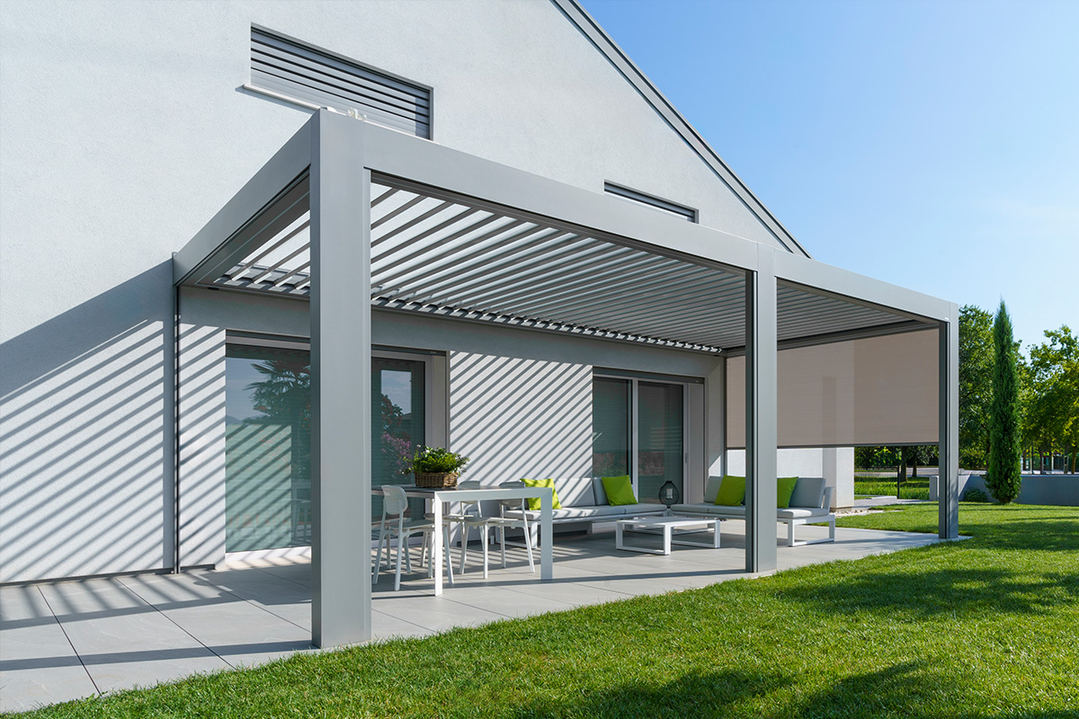 pergola bioclimatica applicata su facciata casa