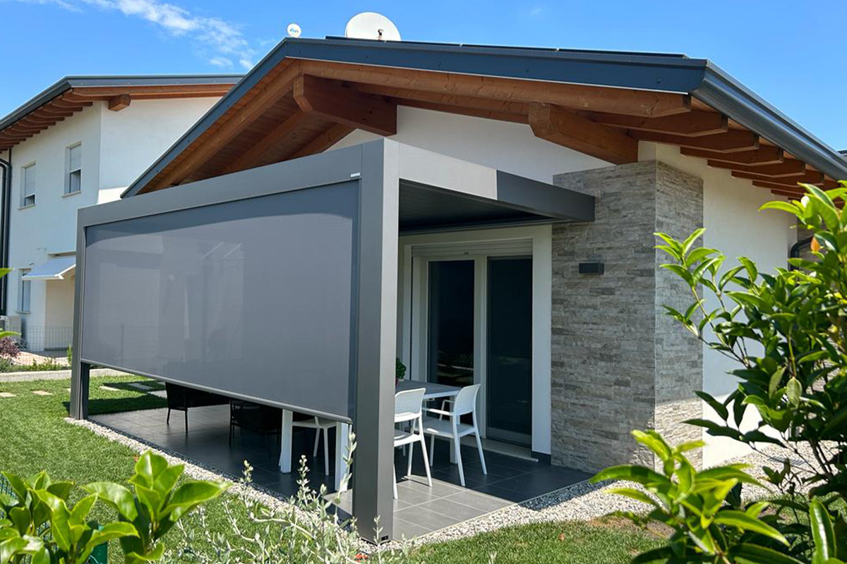 pergola bioclimatica in veranda con tavolo e giardino