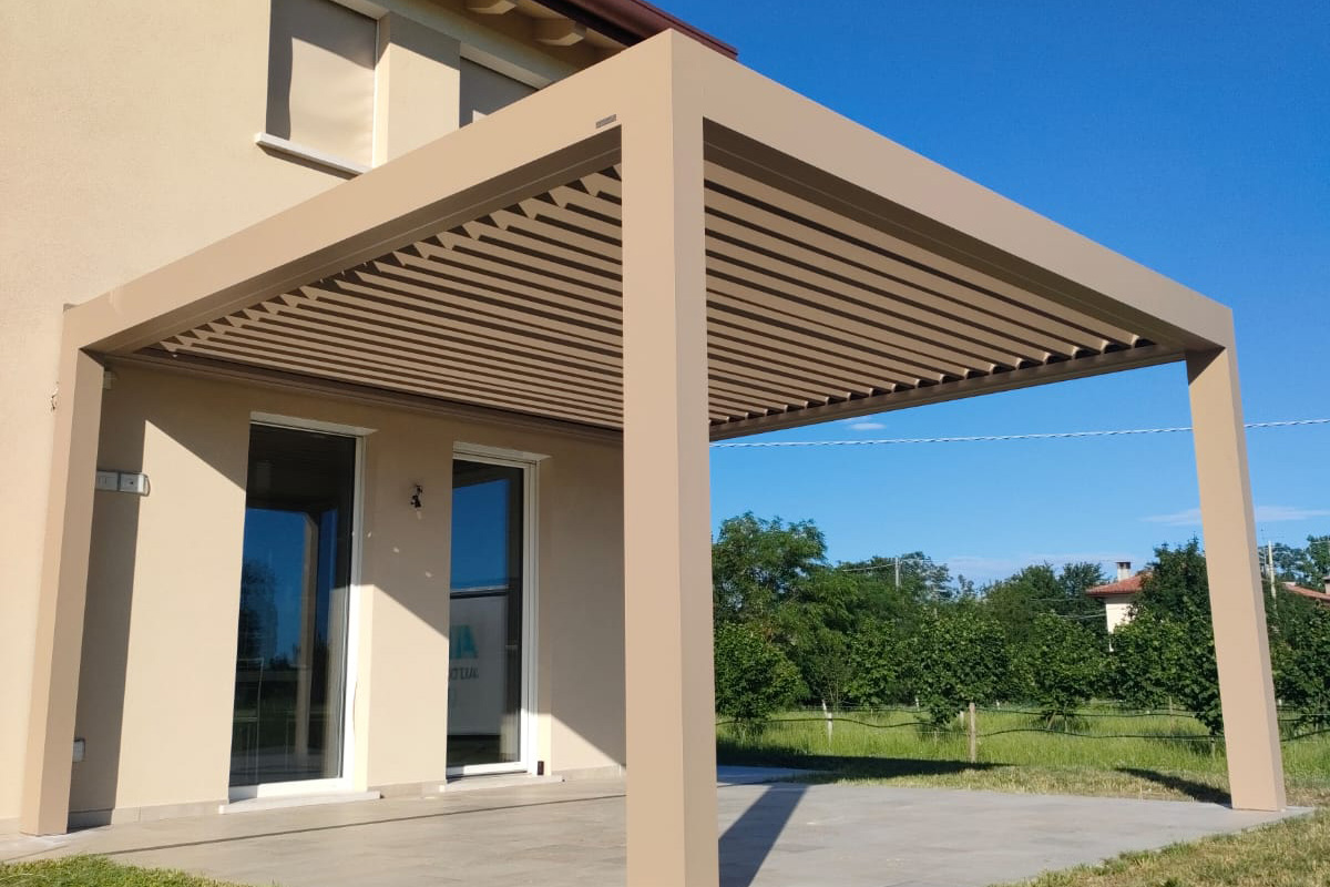 pergola bioclimatica con facciata casa ristrutturata
