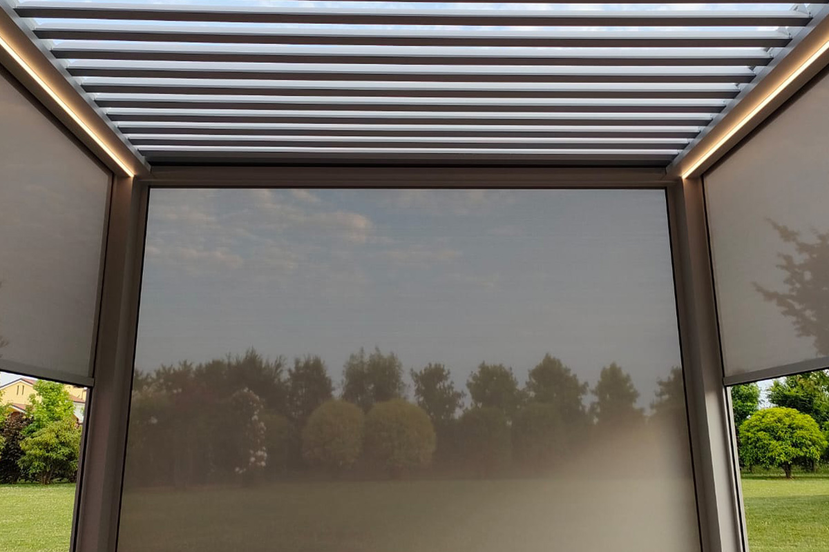 pergola bioclimatica vista dal'interno con pannelli abbassati