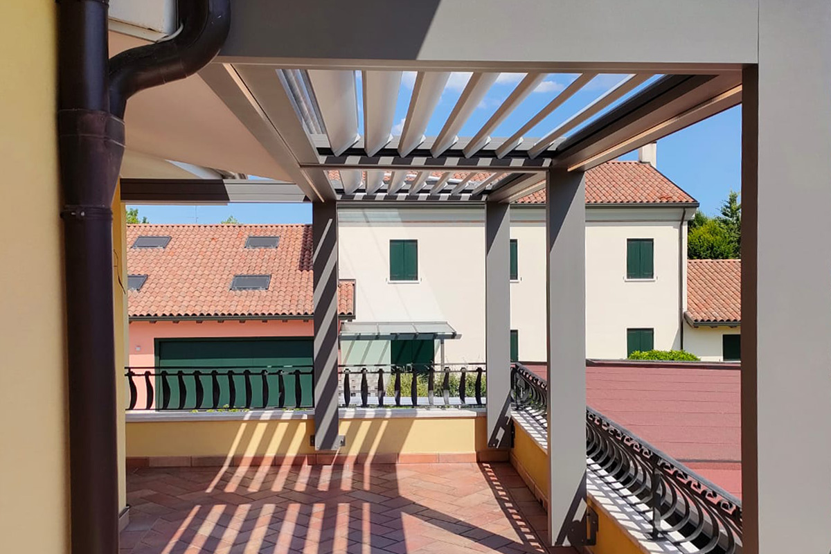 pergola bioclimatica installata su terrazza